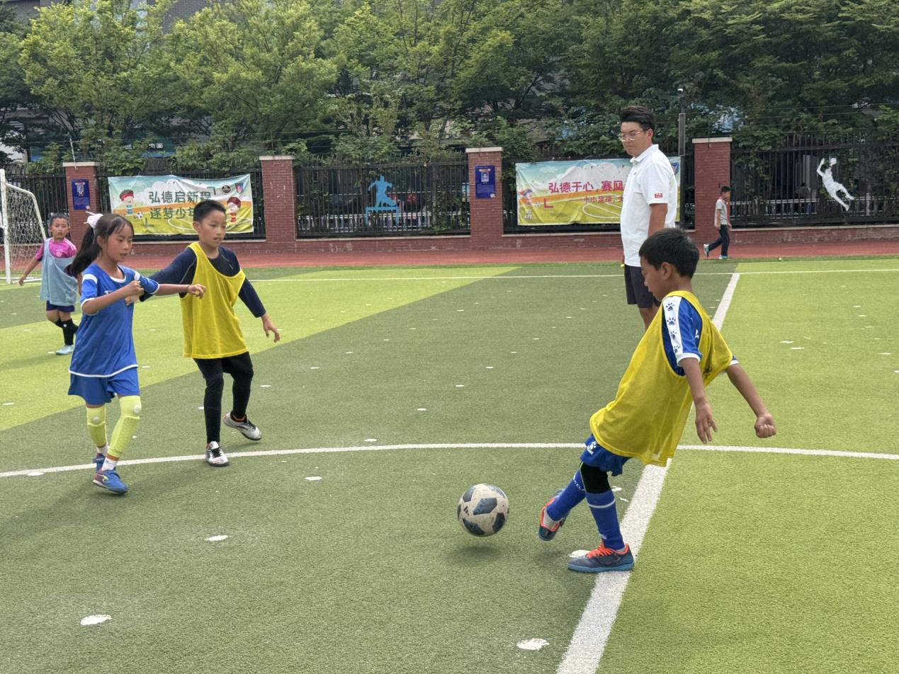 【湖畔·学生活动】绿茵少年锋芒现 终极决战奏凯歌——二年级足球联赛总决赛圆满落幕_html_2ee58867.jpg