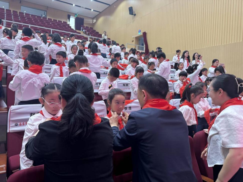 【湖畔·红领巾】“红领巾爱祖国，争做新时代好队员”主题队日暨2024级分批入队仪式_html_67003a53.jpg
