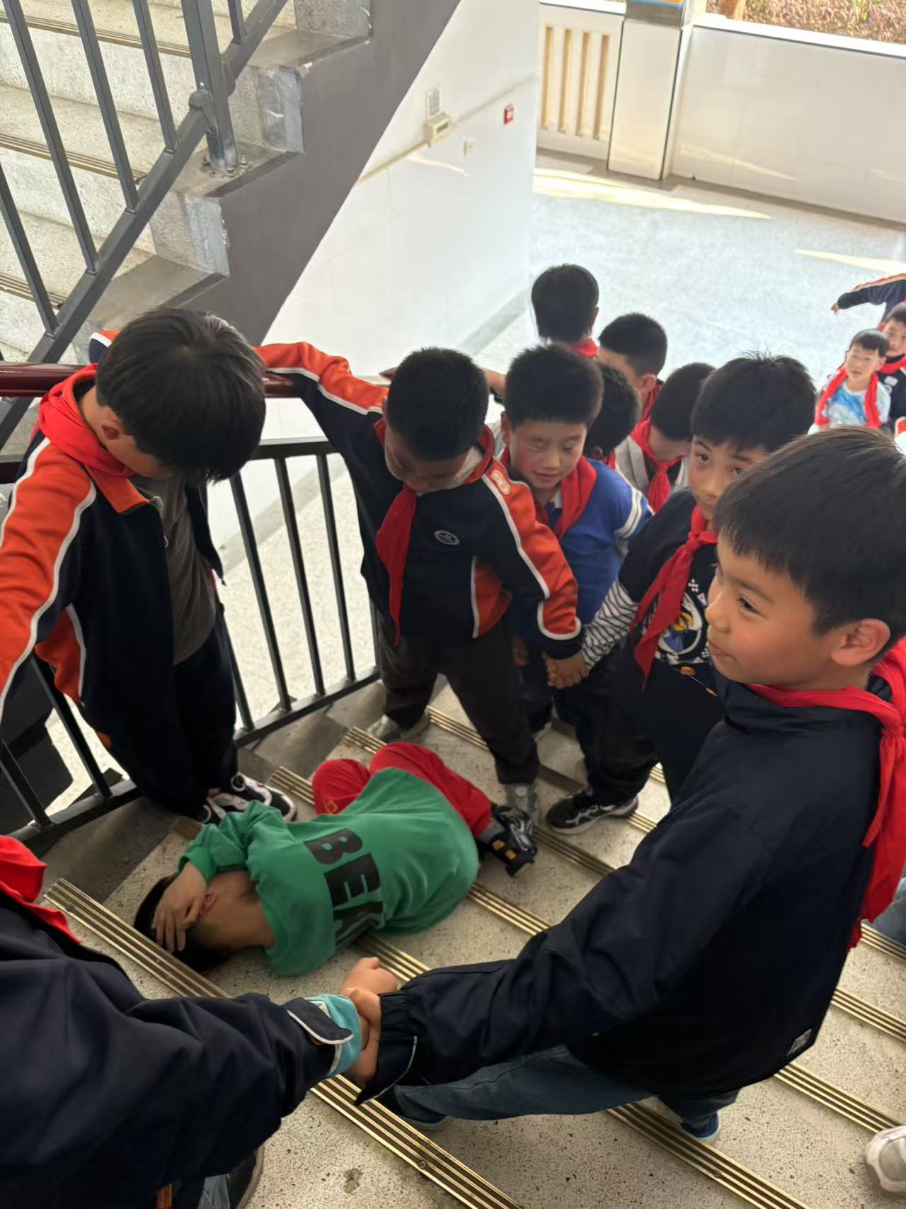筑牢安全防线 守护生命通道_html_376a3d27.jpg