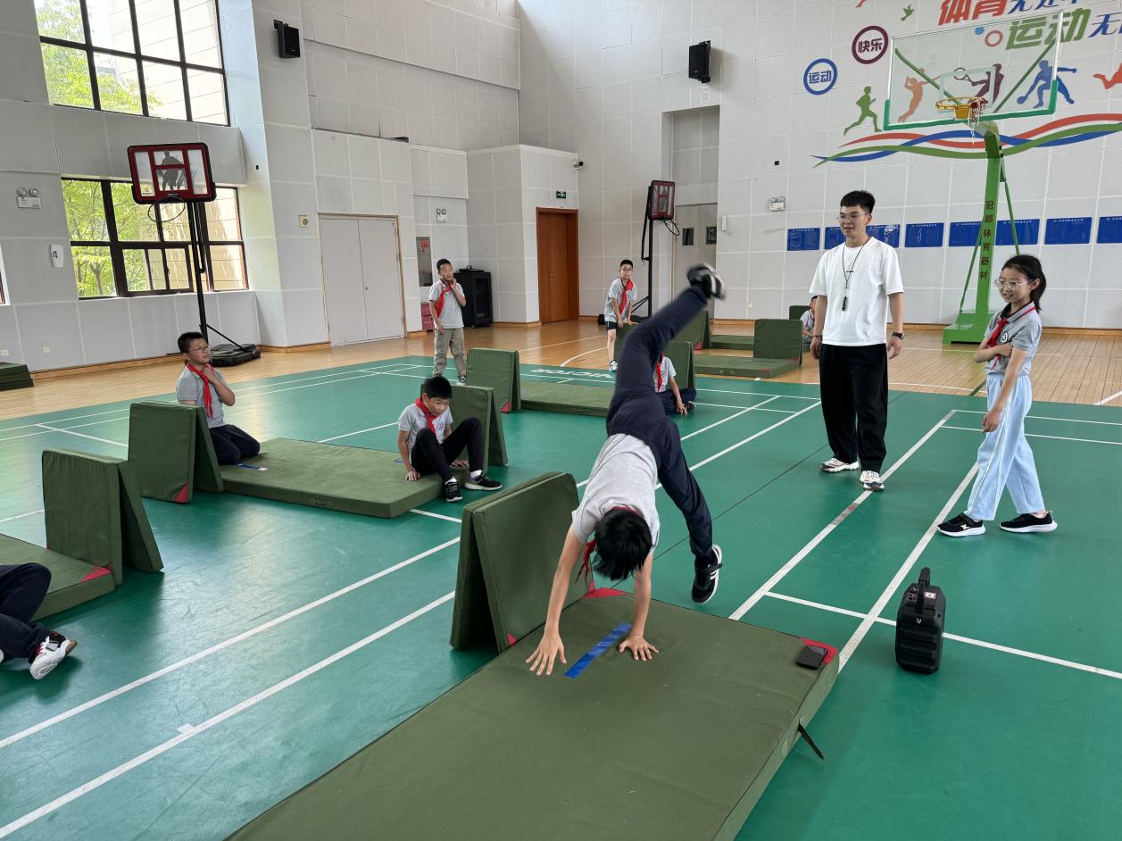 【湖畔·童化课堂】展体育课堂风采，以研促教共成长——体育校本研修之课例研讨（14）_html_485f961c.jpg