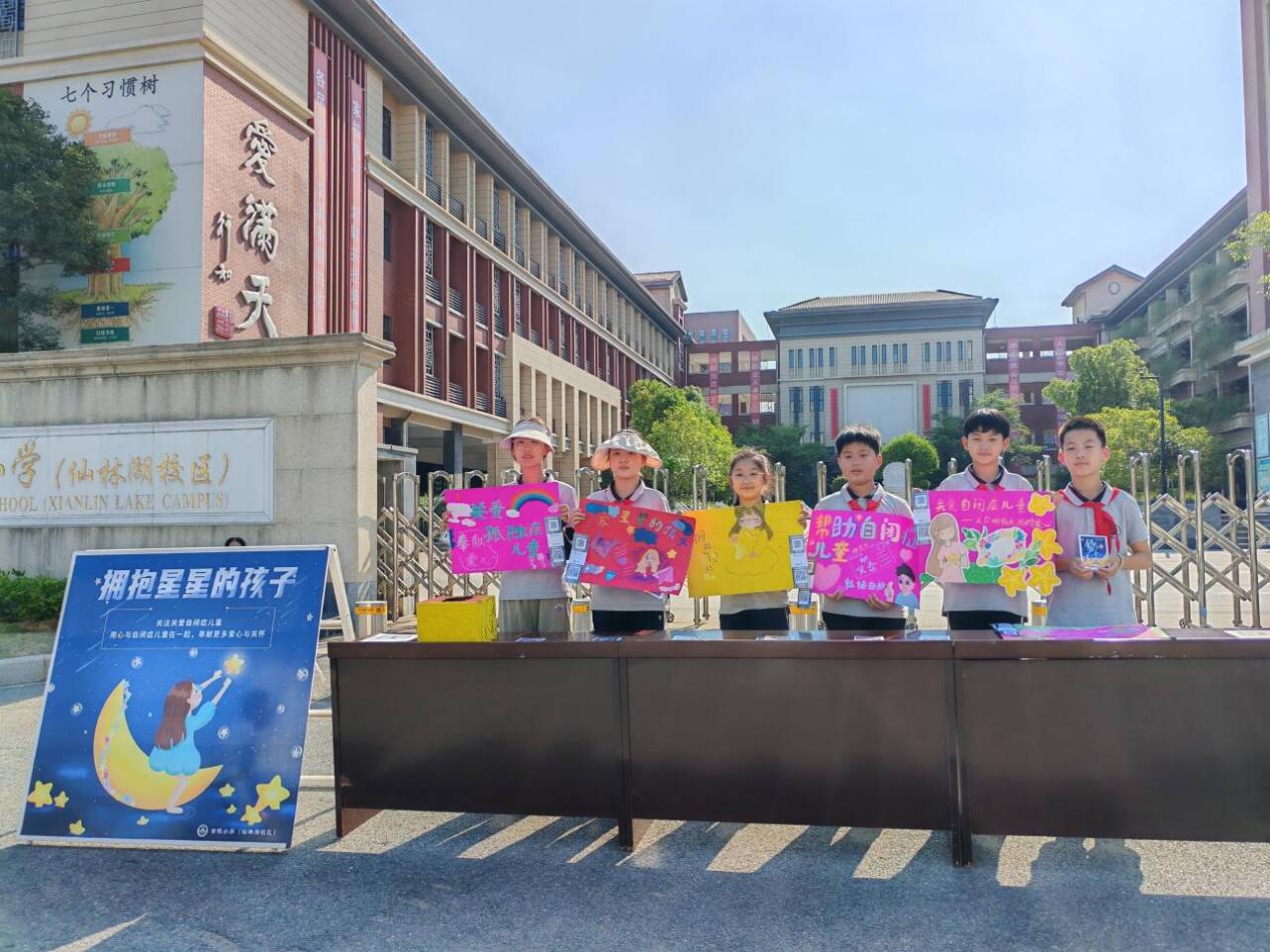 【湖畔·学生活动】给爱一个拥抱 ——明信片义卖活动_html_6ce635c1.jpg