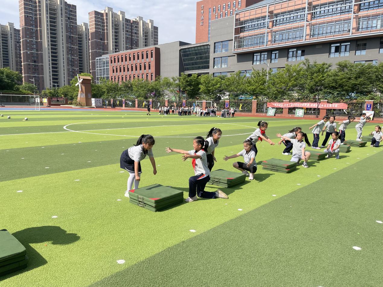 【湖畔·童化课堂】展体育课堂风采，以研促教共成长——体育校本研修之课例研讨（15）_html_1c5af9c7.jpg