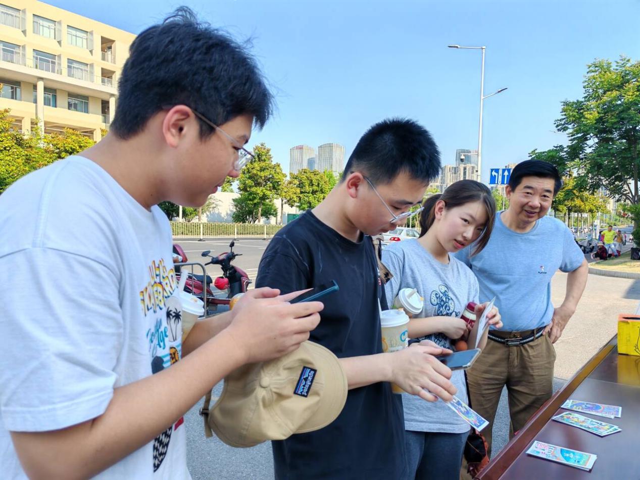 【湖畔·学生活动】给爱一个拥抱 ——明信片义卖活动_html_3bbbe1fc.jpg