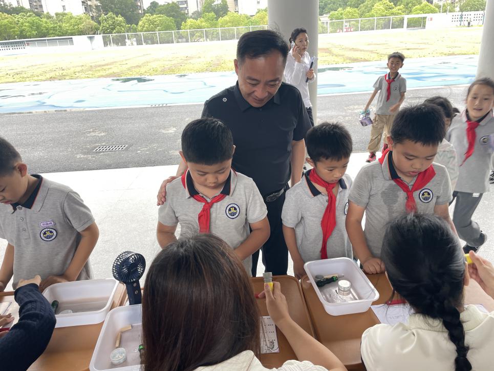 赋趣于乐炼技能，逐梦九天提素养——“你好，太空！”金陵小学（仙林湖校区）学科游园活动_html_63bd6606.jpg