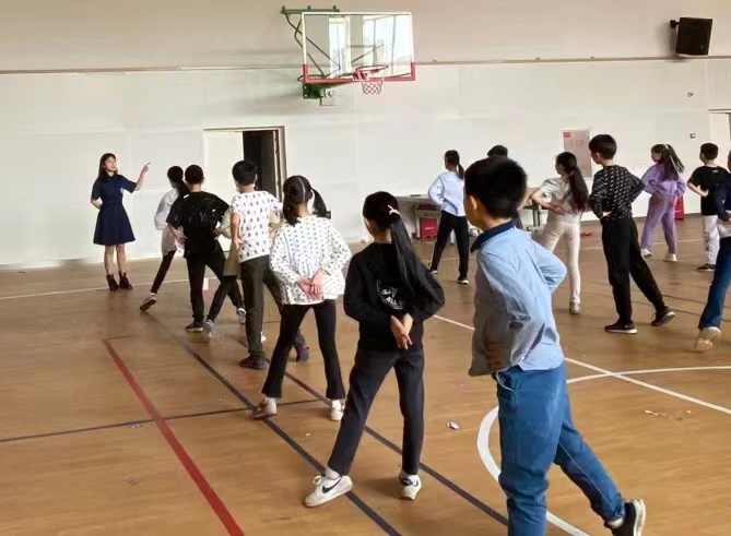 【博学广志】细微之处见风范，毫厘之优定乾坤——祝贺金小广志路校区在2022年栖霞区小学生集体舞比赛中荣获第一名(1)(1)(1)_html_m5b3a371c.jpg