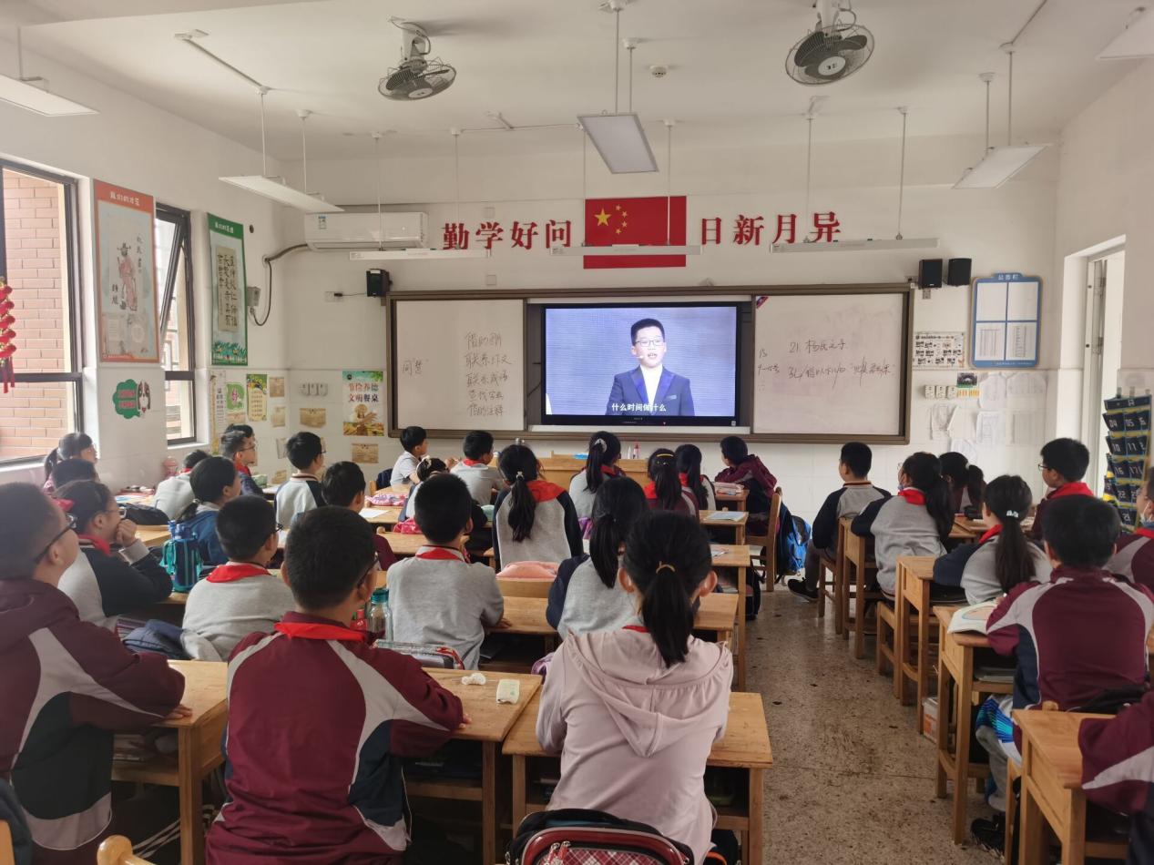 2022.5.16【湖畔光影】学法懂法  走好人生道路_html_m798336be.jpg
