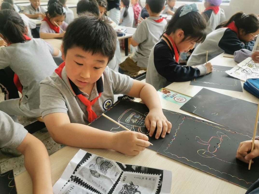 【湖畔光影】第三届美术活动周之三年级刮画纸刮老虎邮票_html_2dfab3ca.jpg