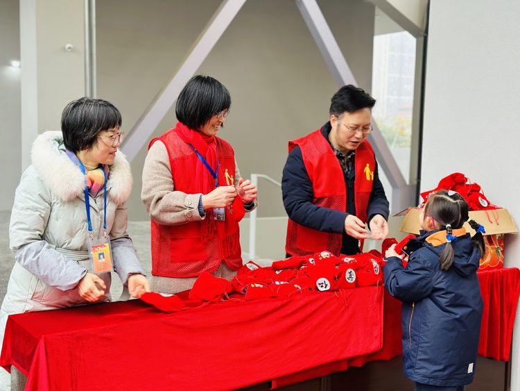 【湖畔·三博论坛】这样·爱你·刚刚好——记金陵小学（仙林湖校区)一年级春季学期开学典礼_html_4e3daeb7.jpg