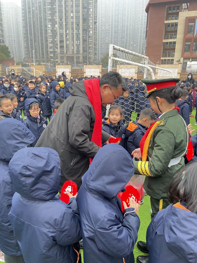 【湖畔·三博论坛】这样·爱你·刚刚好——记金陵小学（仙林湖校区)一年级春季学期开学典礼_html_m53e188db.jpg