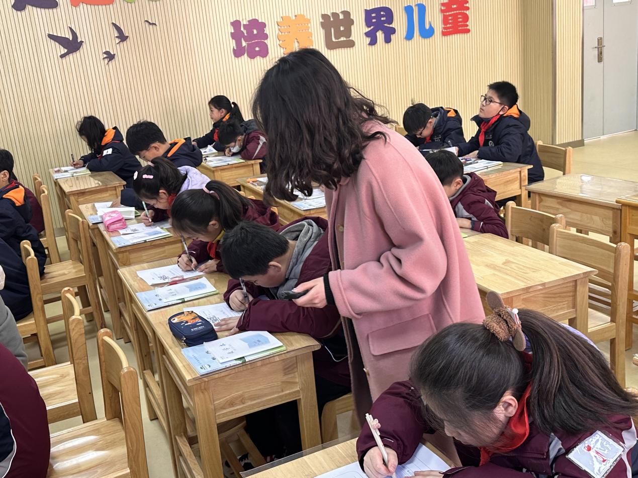 【湖畔·童化课堂】勤研善教促交流，共同学习促成长——数学校本研修之课例研讨（162）_html_aca7723.jpg