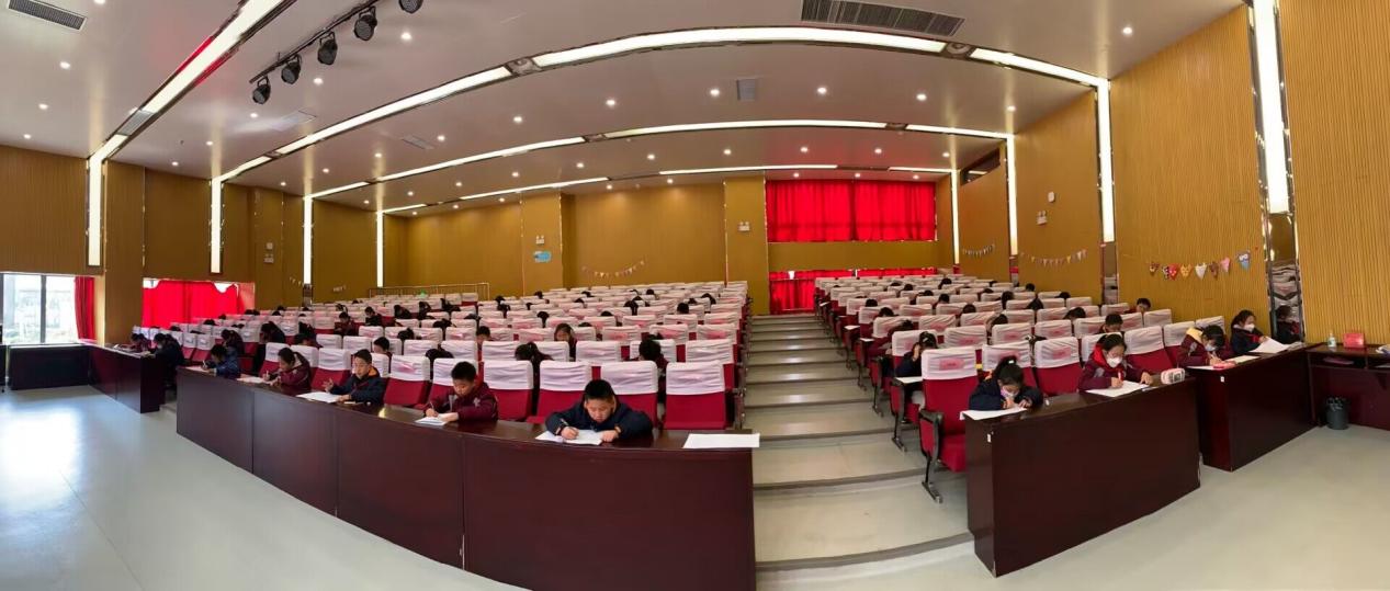 【博学广志】诗歌点亮童心  诗意润泽童年——记金陵小学广志路校区第三届“石抱树”杯诗歌竞赛决赛（高年级组）_html_7dcbf8a.jpg