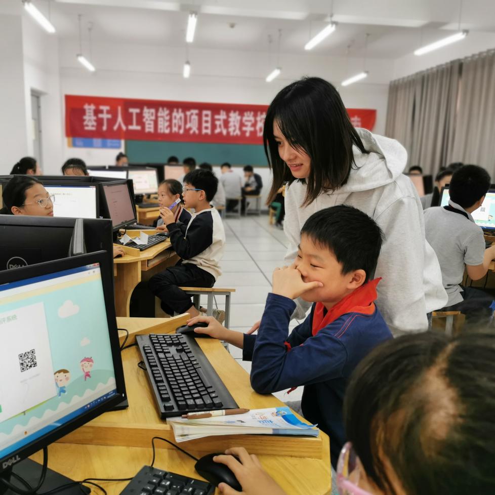 【湖畔&middot;先锋示范】教学先进个人风采展示——以爱育人，润泽童心_html_275caffe.jpg
