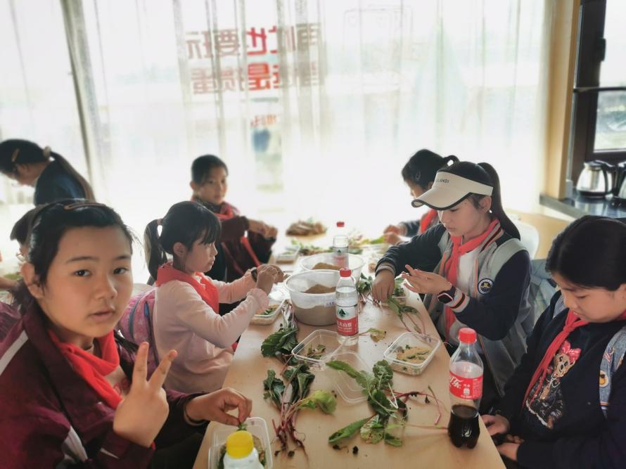【湖畔·学生活动】探秘农场 劳动“趣”秋游——金陵小学（仙林湖校区）五年级秋季综合实践活动_html_38eca907.jpg