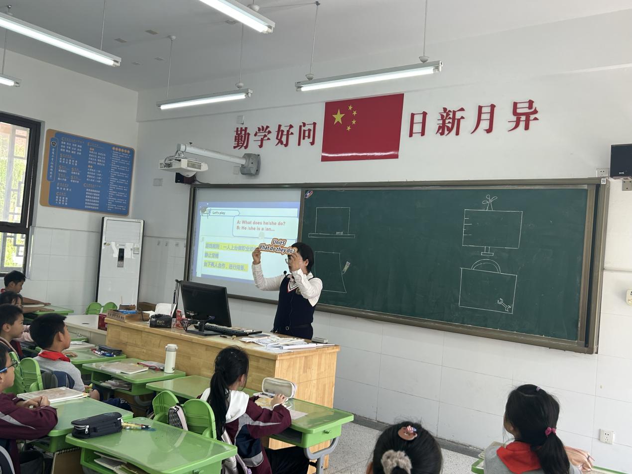 【湖畔·童化课堂】绘本为“媒” 启“育人”之旅——记英语组第三次校本教研_html_m2186f21d.jpg