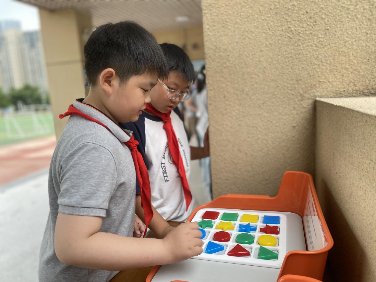 【博学广志】“本草润童心，科技创未来”科技节活动之科普大篷车进校园_html_m1029de8a.jpg