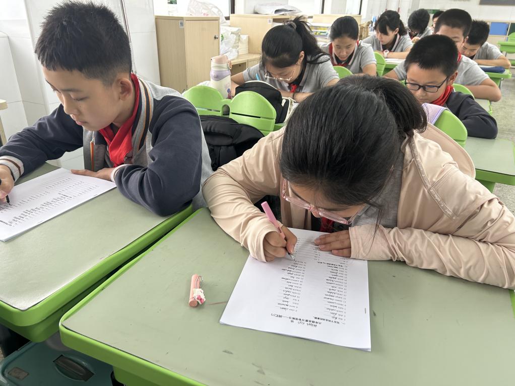 【湖畔·童化课堂】把教育命脉 提复习质量——记六年级英语组校本教研_html_m435eb7a3.jpg