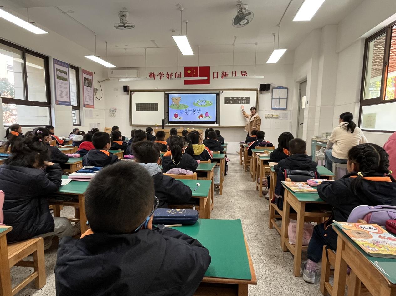 【湖畔·童化课堂】课堂展风采 教研促成长——记金陵小学（仙林湖校区）一年级语文组教研活动_html_4262522f.jpg