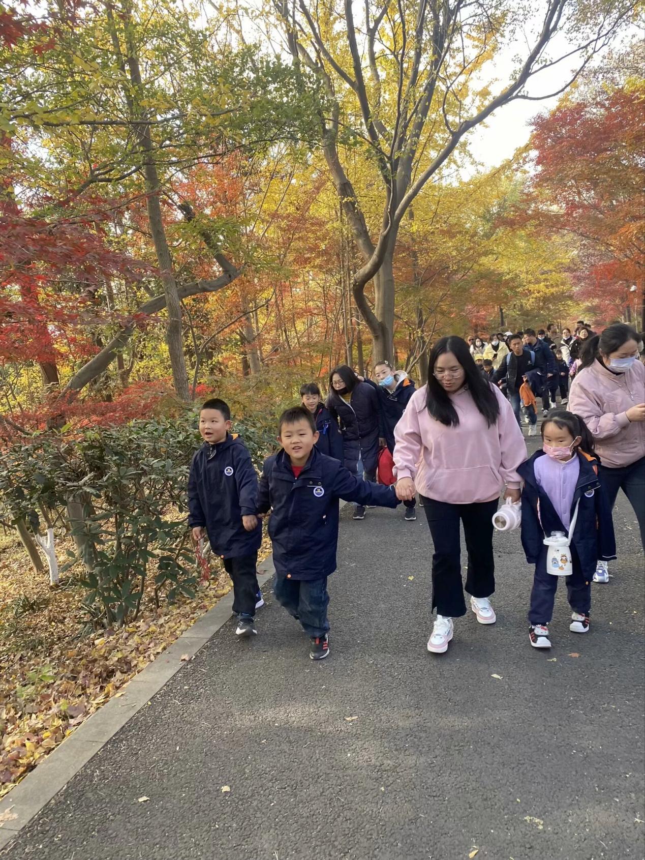 【湖畔·红领巾】同游栖霞山，共赏红枫节——记金陵小学（仙林湖校区）2023级5班团建活动_html_40caf5a4.jpg