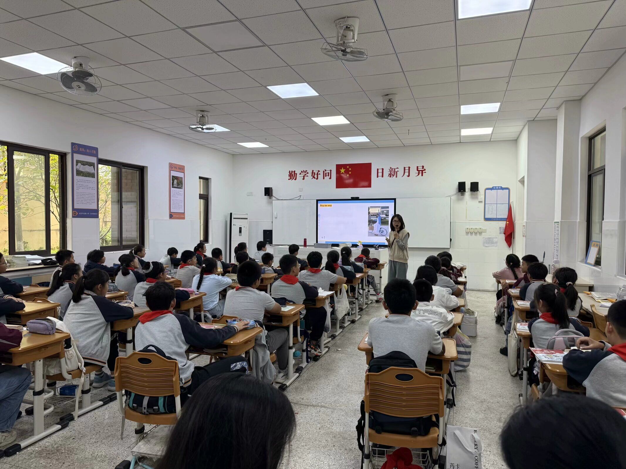 【湖畔·童化课堂】凝“新”聚力，共促成长——记英语组第一次校本教研_html_m52f4dc4.jpg