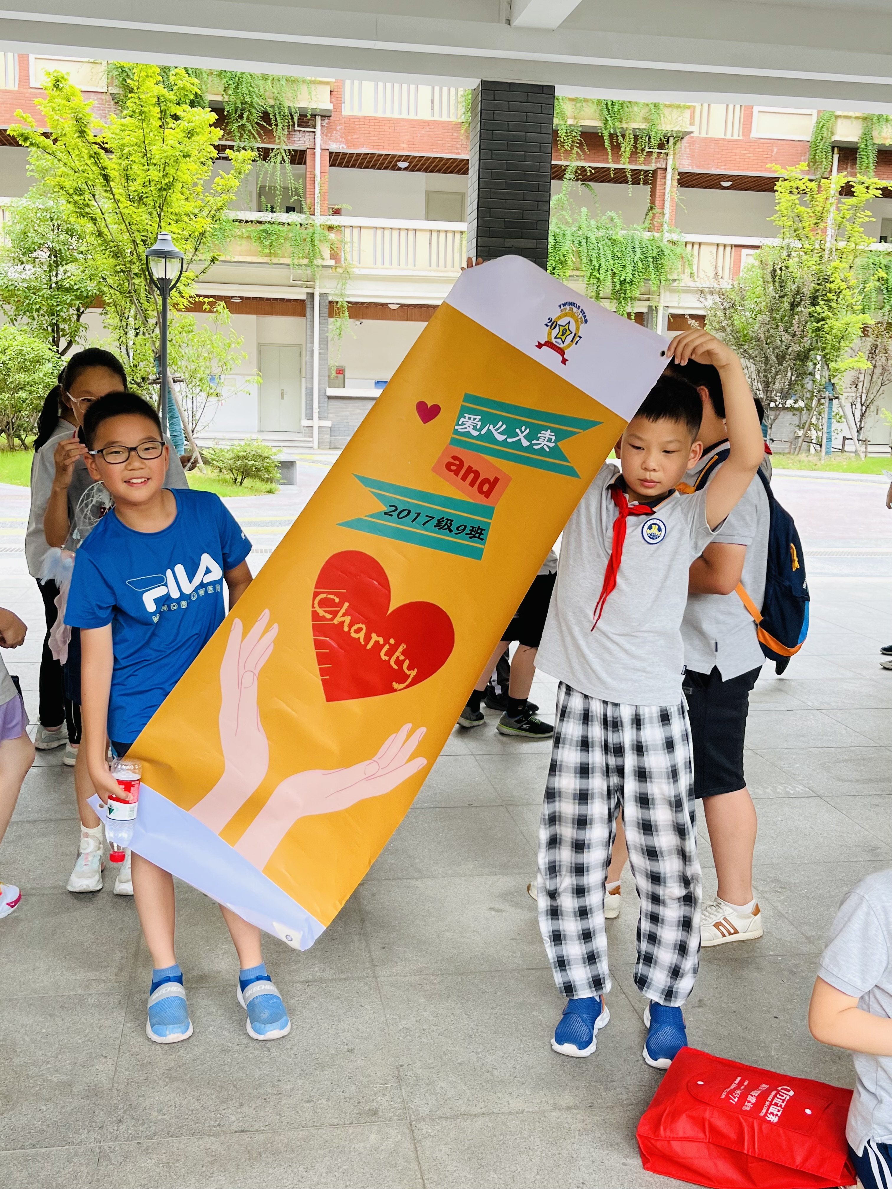 【湖畔光影】奉献爱心传真情 金小十年有我心——金陵小学（仙林湖校区）第九届爱心义卖活动_html_510cd9ba.jpg