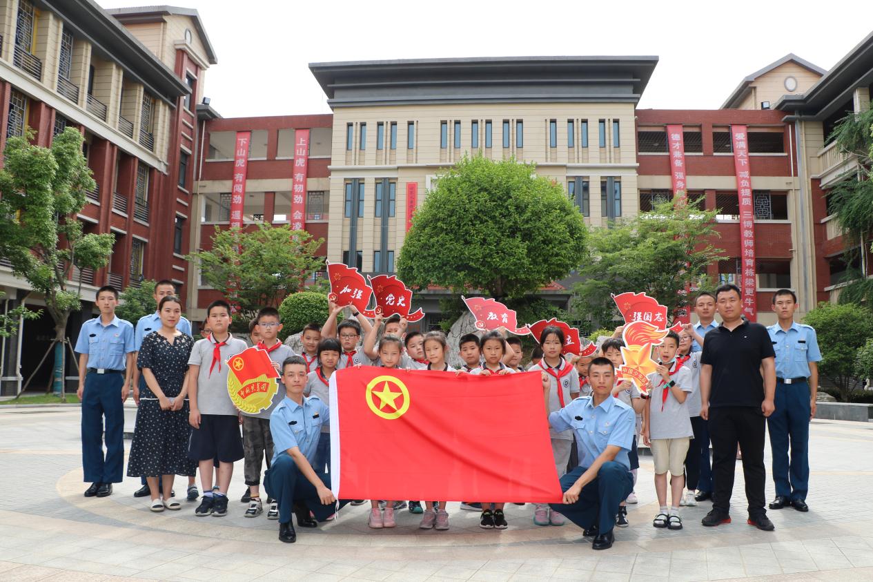 【湖畔光影】大手牵小手，永远跟党走——大中小学生共讲雨花英烈故事_html_7021ba75.jpg