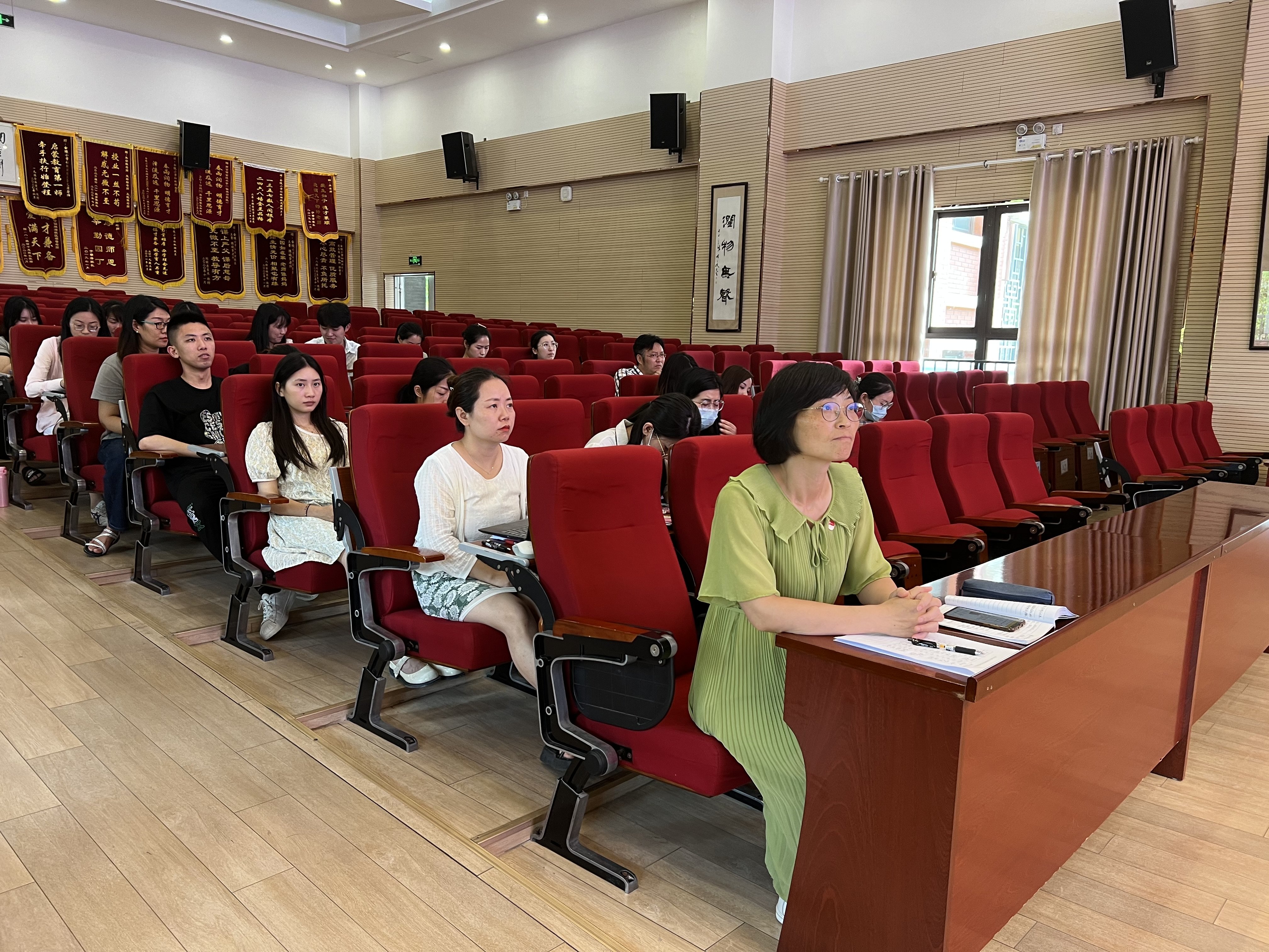 【湖畔党建】追寻坚实足迹，凝聚奋进力量——金陵小学仙林湖校区党支部全体党员大会_html_9a2aa9d.jpg