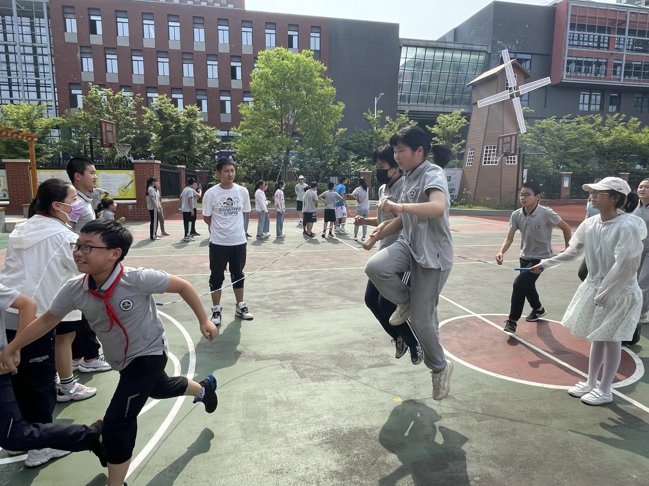 【湖畔光影】凌云赛场，斗志昂扬——第三届体育活动周之“板羽垫球、双人跳长绳比赛”_html_277d875.jpg