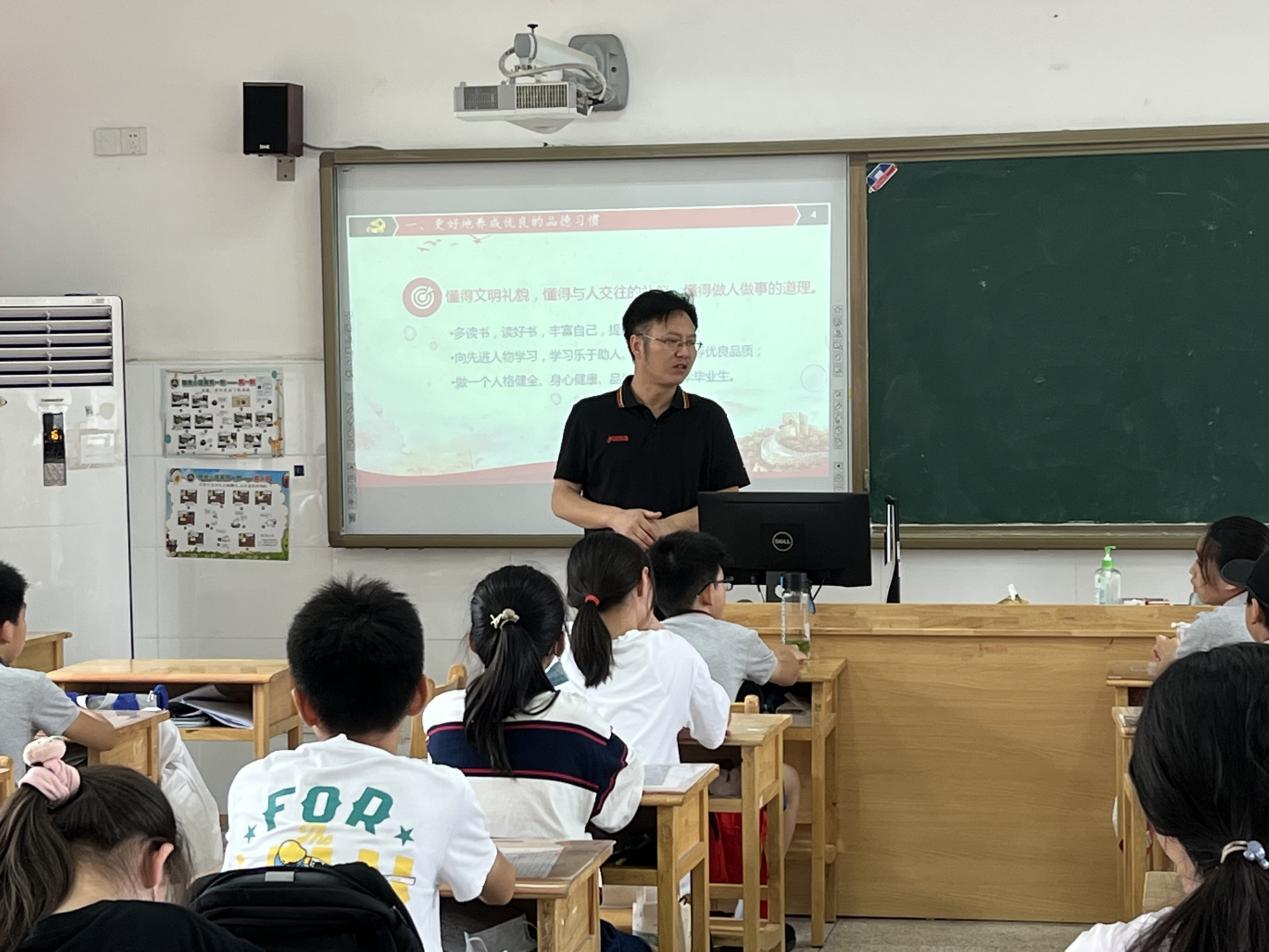 【湖畔党建】如何做一名合格的小学毕业生——中共南京市金陵小学仙林湖校区党支部开展“领导带头上好思政课”活动_html_23e5c235.jpg