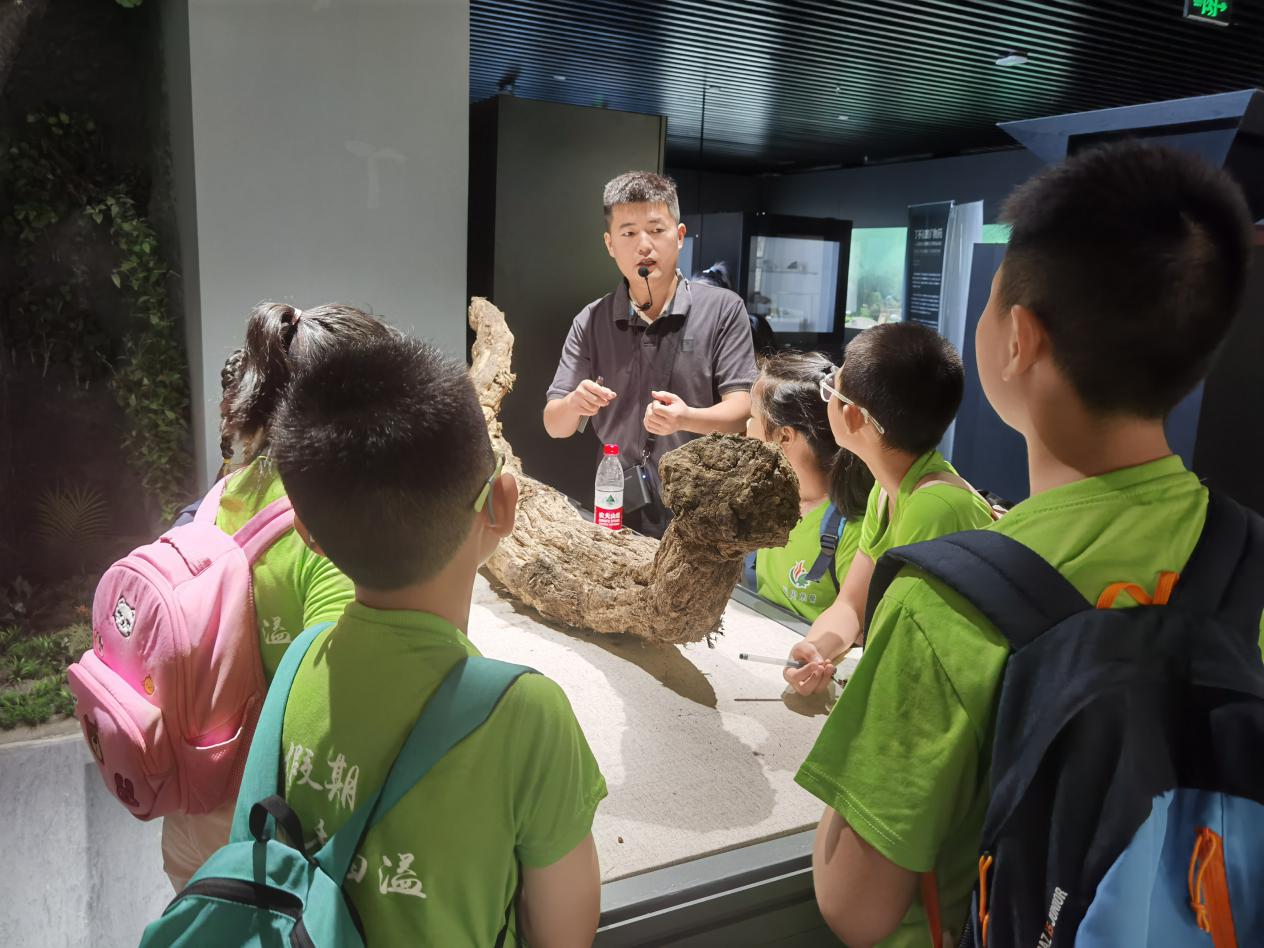 【博学广志】识医药，品文化，乐传承——“岐黄校园行”中医药文化游学夏令营顺利开营_html_2cfd218.jpg