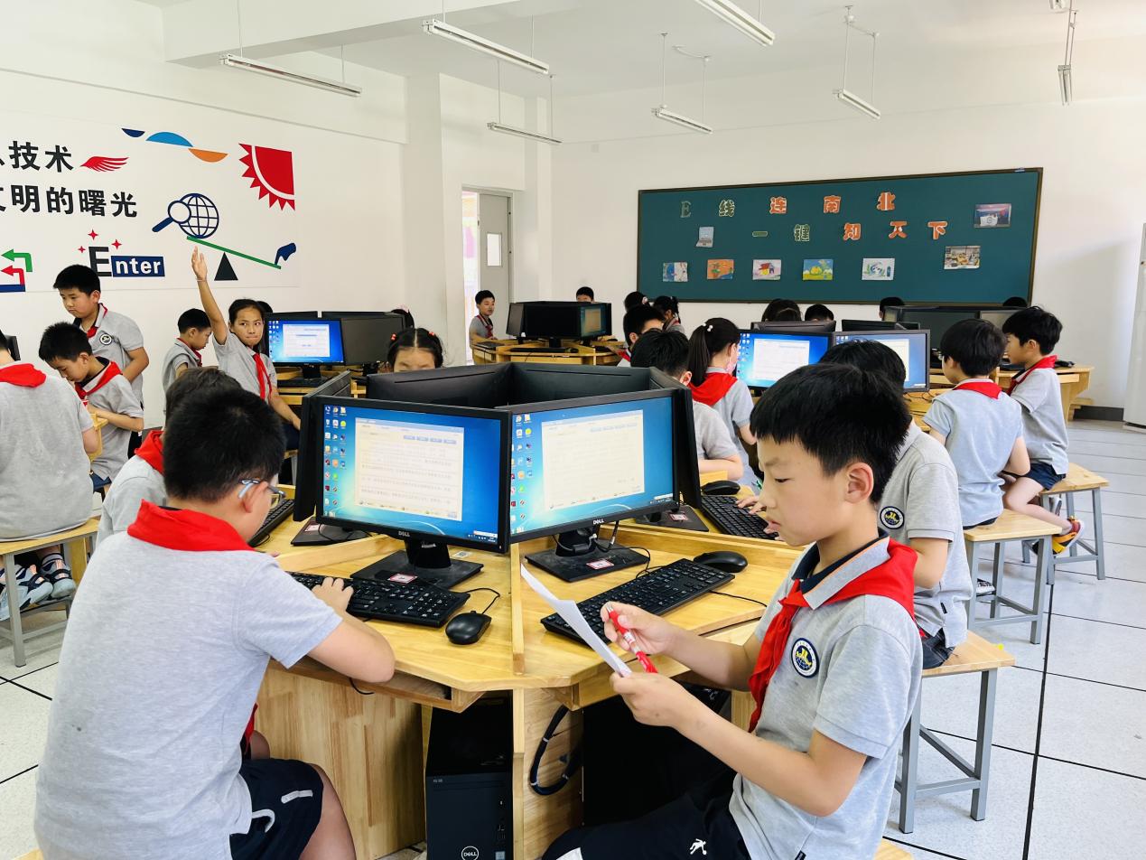 【湖畔光影】指尖飞扬，运指如飞——记金陵小学（仙林湖校区）第三届科技活动周之打字比赛_html_79a2e826.jpg