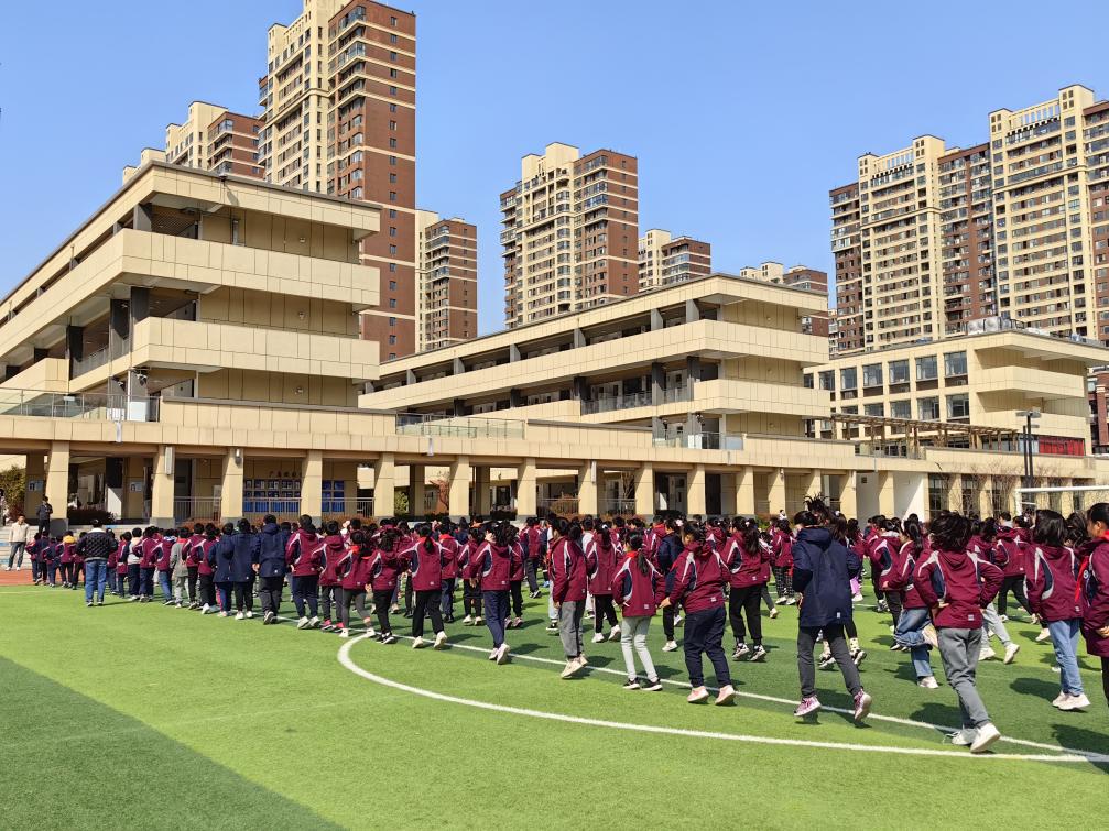 【博学广志】正值青春好韶华，队列队形展风采——金陵小学广志路校区开展队列队形比赛_html_5ba224d5.jpg
