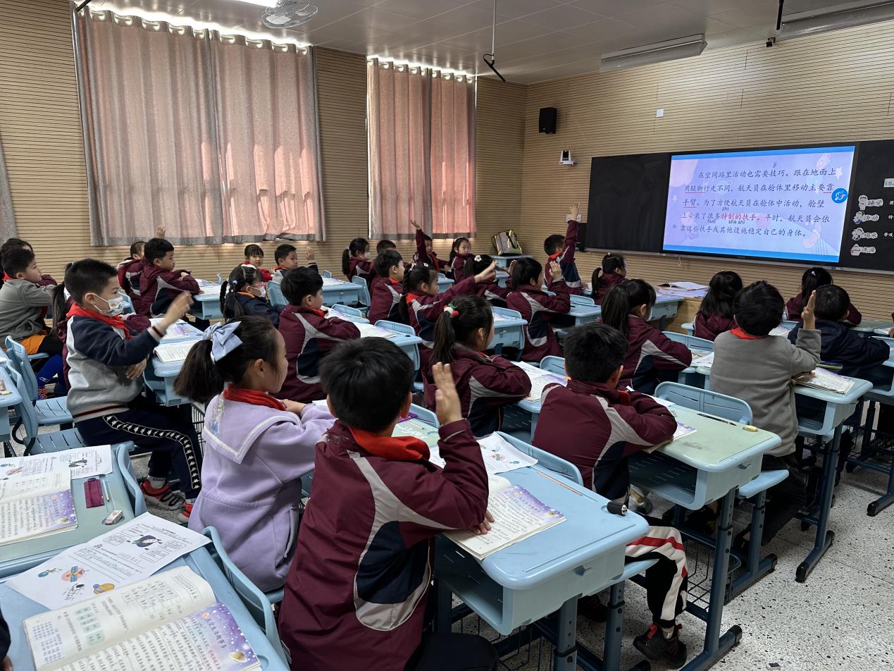 【博学广志】探索宇宙趣事  遨游多彩太空——金陵小学广志路校区语文组校本教研活动_html_15e70d51.jpg