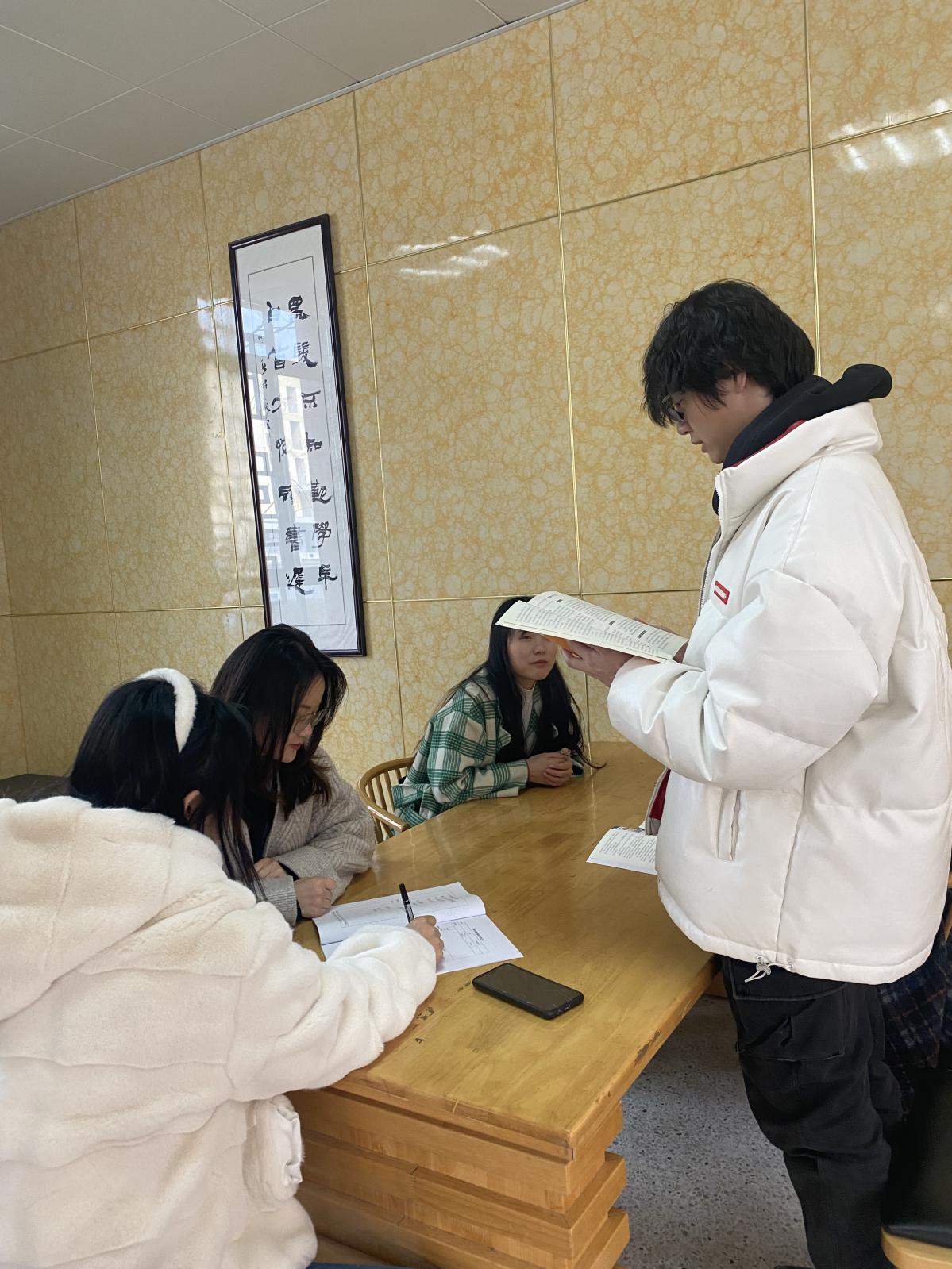 【湖畔·童化课堂】聚力前行新课标 以研促教共成长——记美术组校本研修（3）_html_3b049e07.jpg