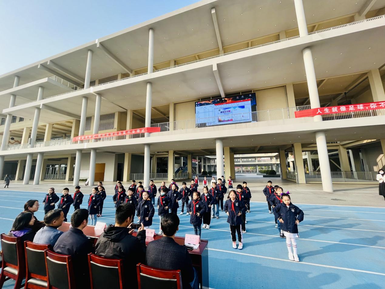 【湖畔·家校共育】“乘亚运之风  展运动风采”——金陵小学（仙林湖校区）2023—2024学年秋季运动会开幕式_html_m47b9a45d.jpg