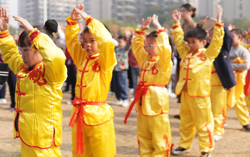 【湖畔·家校共育】“乘亚运之风  展运动风采”——金陵小学（仙林湖校区）2023—2024学年秋季运动会开幕式_html_m2bfb45d8.png