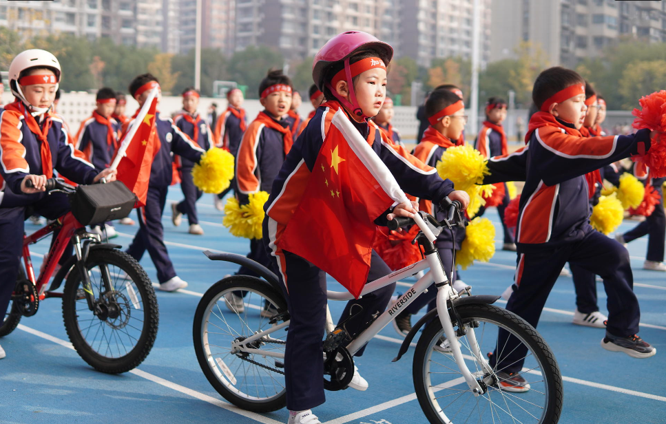 【湖畔·家校共育】“乘亚运之风  展运动风采”——金陵小学（仙林湖校区）2023—2024学年秋季运动会开幕式_html_694ec9ac.png