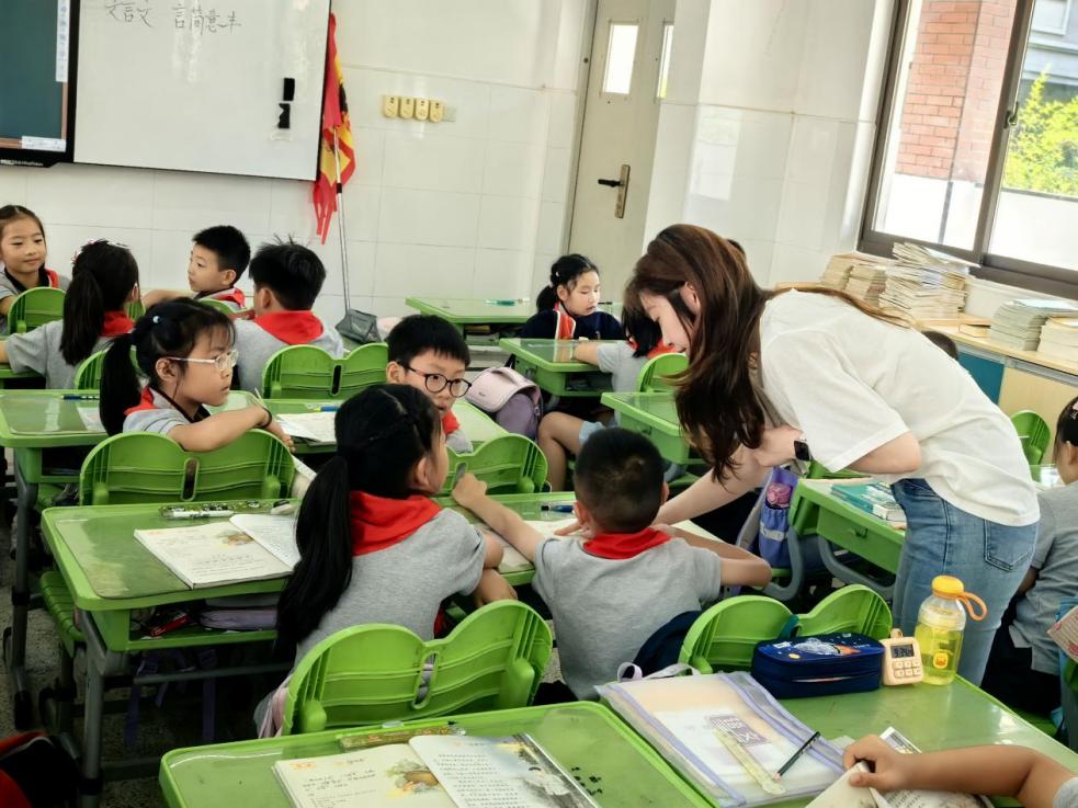 【湖畔·童化课堂】探古文意趣盎然，访诗句秋意渐浓——记金陵小学（仙林湖校区）三年级语文组内教研_html_63d61b2f.jpg