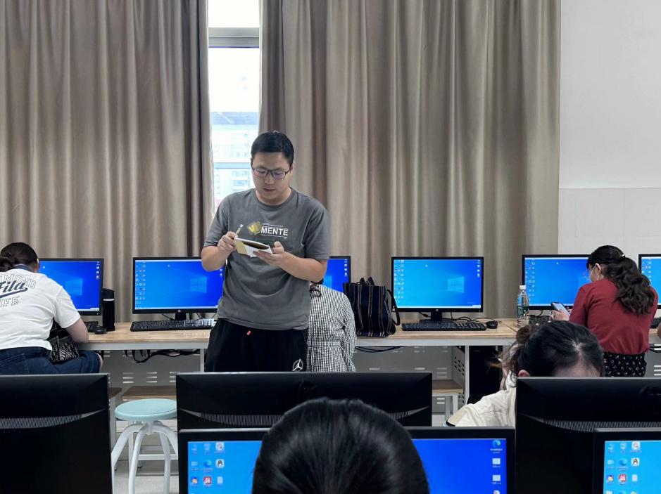 【湖畔·童化课堂】以问题链为导向的大单元教学实践研究——记栖霞区第四周小学信息科技主题课例研修活动_html_m58381d6.jpg
