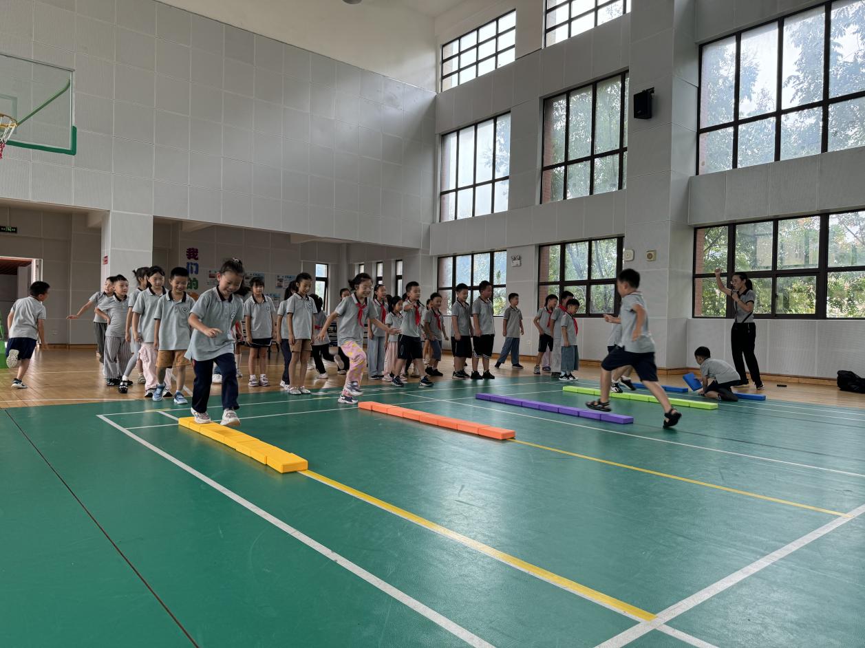 【湖畔·童化课堂】展体育课堂风采，以研促教共成长——体育校本研修之课例研讨_html_m23e6a142.jpg