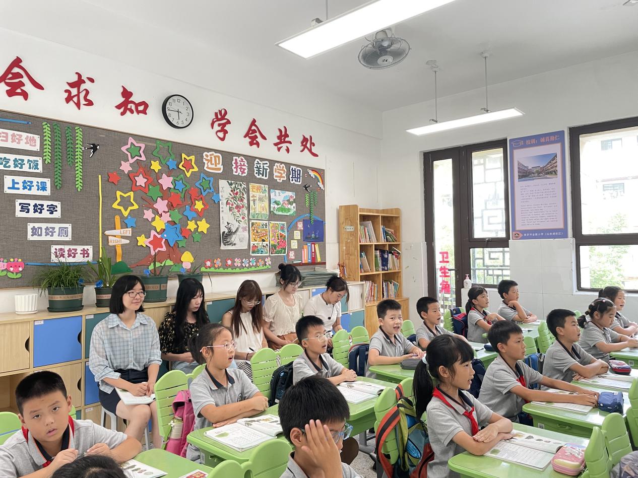 【湖畔·童化课堂】课堂展风采  教研促成长——记金陵小学（仙林湖校区）二年级语文组教研活动_html_6041a0c8.jpg