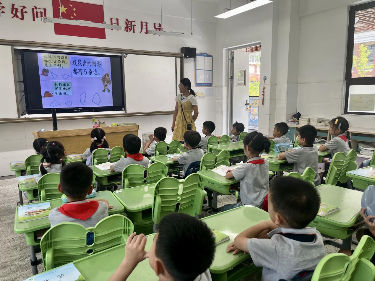 【湖畔·童化课堂】多元操作，生长智慧——数学校本研修之课例研讨（220）_html_53b9466.jpg