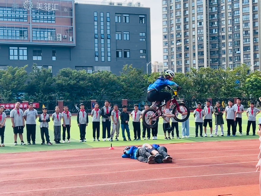 【湖畔·先锋示范】党建引领显活力 运动融聚展风采——金陵小学仙林湖校区党支部主题党日活动_html_3d5b3d7e.png