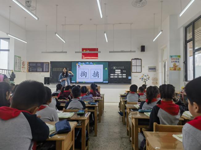 【博学广志】潜心钻研勤思考  课堂磨砺促成长——金陵小学广志路校区新教师亮相课侧记（三）_html_6bc6d222.jpg