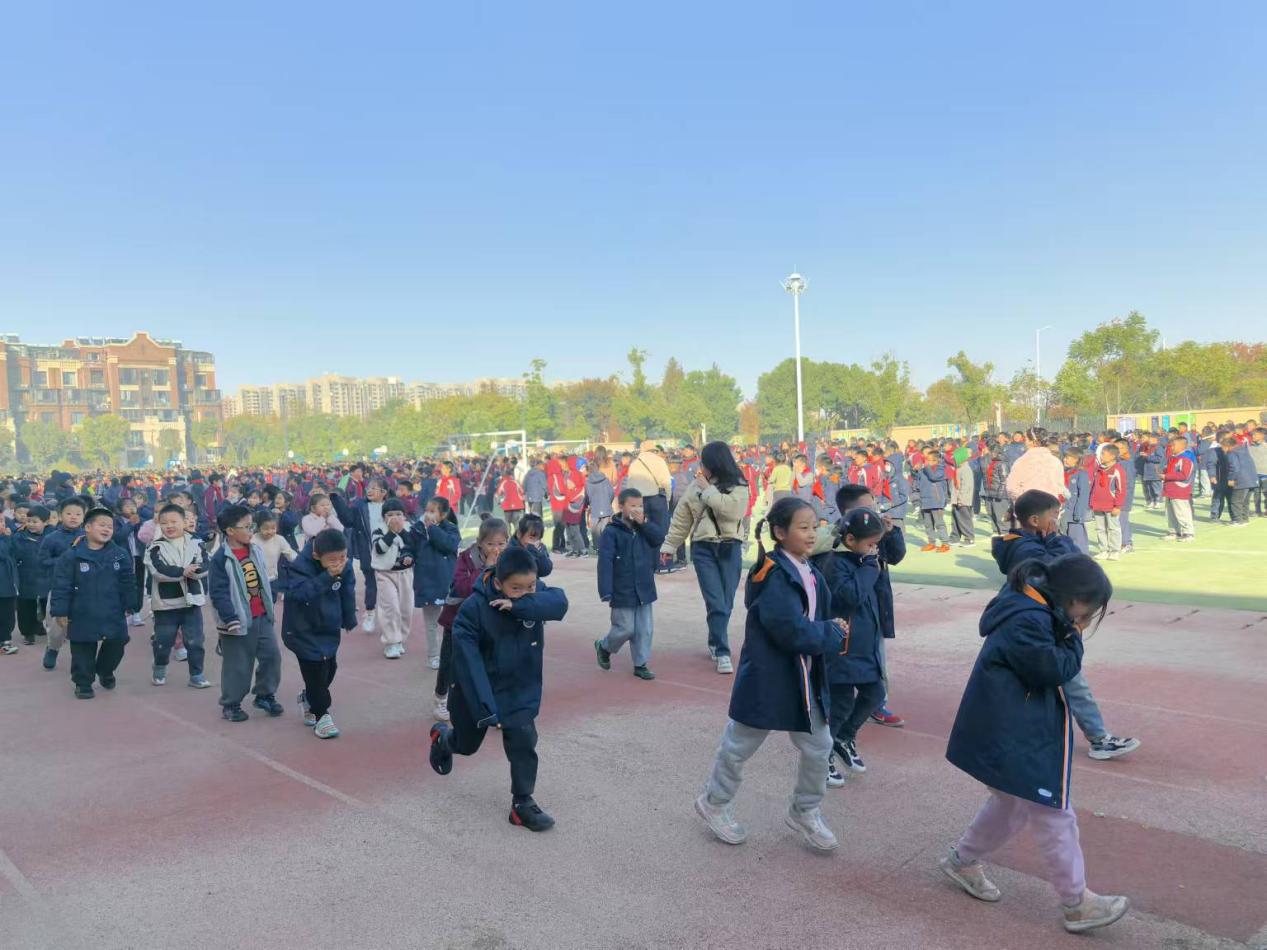 【博学广志】应急疏散演练，牢记安全防线(3)_html_m12bf3b23.jpg