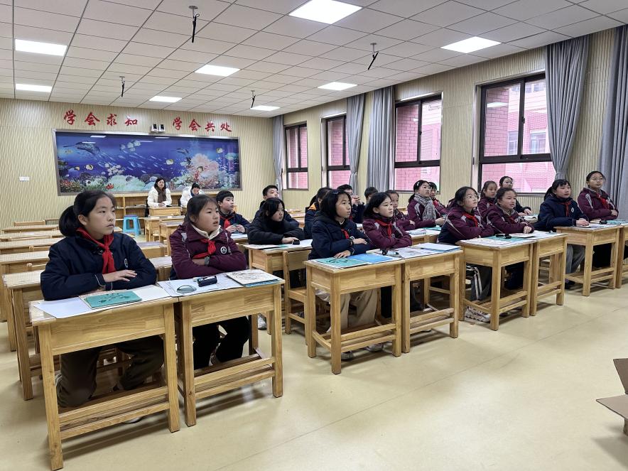 【湖畔·童化课堂】印生肖 迎新年——小学美术校本研修展风采：桃花坞木板年画的印制探索_html_266e0ca1.jpg