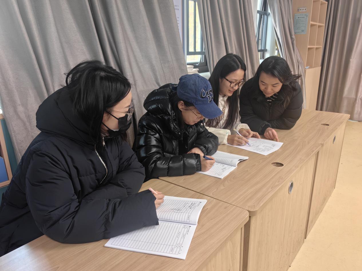 【湖畔·童化课堂】探寻人物装饰画的魅力，像大师一样创作——美术组校本主题研训活动_html_m6a15a67d.jpg