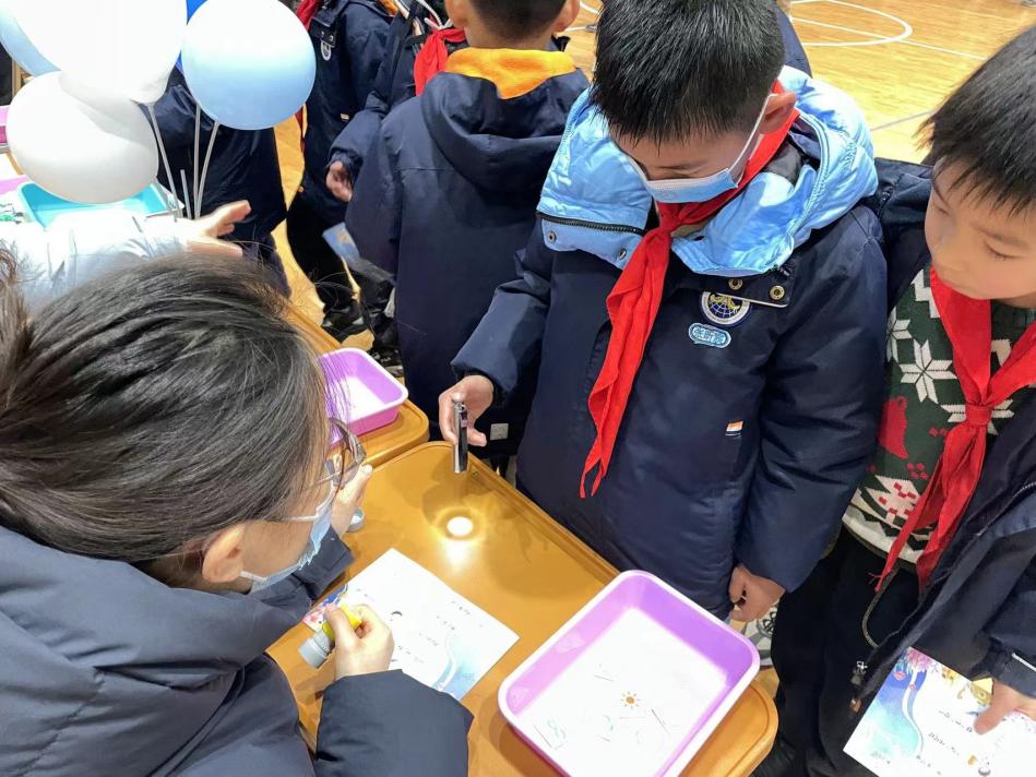 乐考无“纸”境，多元趣成长——“探寻成长足迹·逐梦星辰大海”金陵小学（仙林湖校区）二年级学科游园活动_html_1136451a.jpg