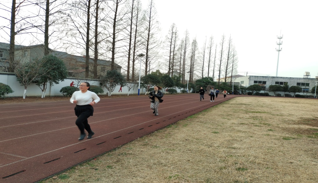 南京市营防中学教职工迎新趣味活动_html_m5c17a0c8.jpg