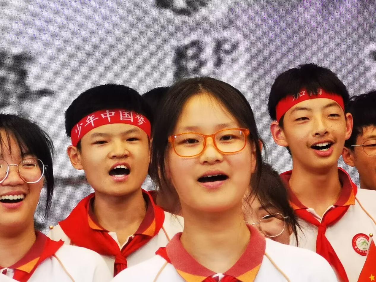 【尊荣营中】学习党的二十大精神、唱响爱国新旋律  ——营防中学开展“缤纷艺术 多彩校园”艺术节——“爱我中华”合唱比赛