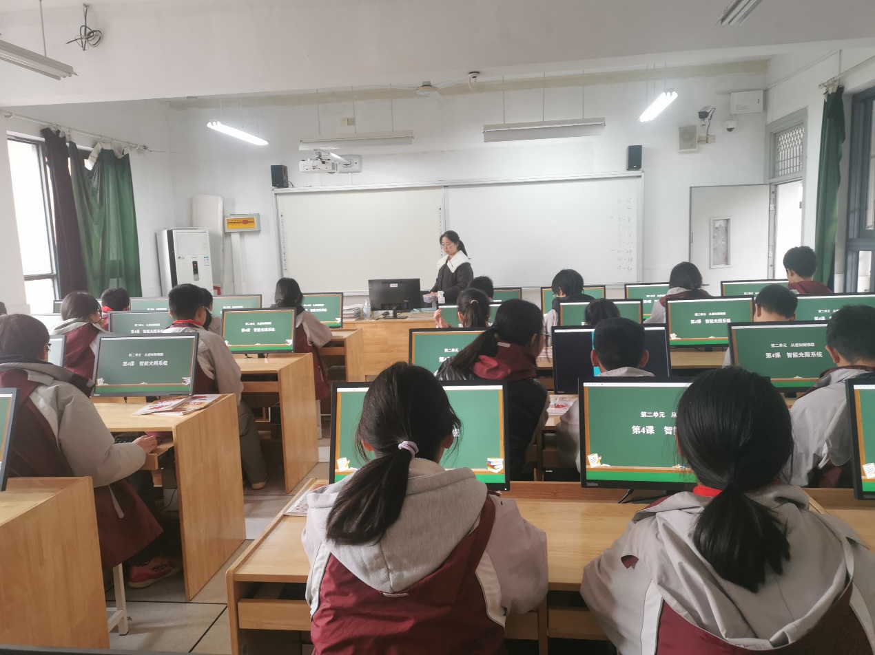 青年教师展风采新闻_html_mf77b198.jpg